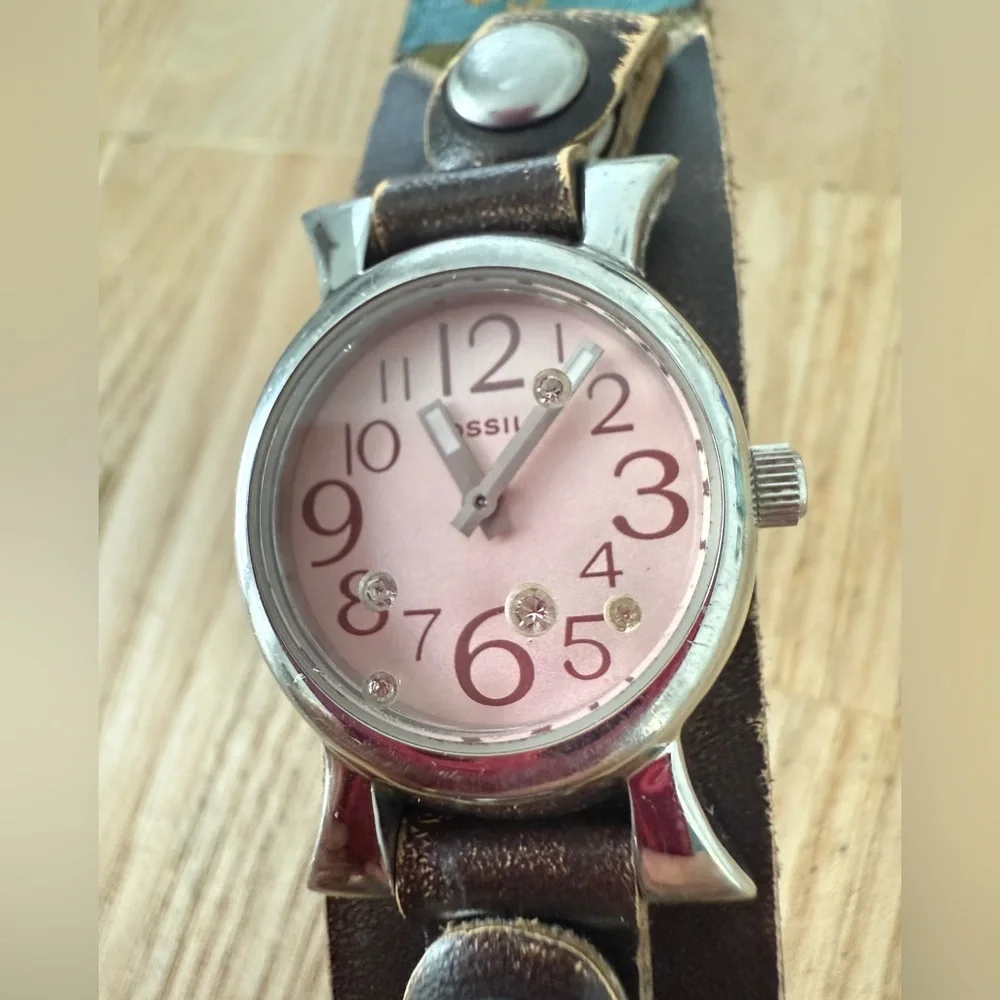 Vintage Fossil ladies wide distressed leather strap NEW BATTERY